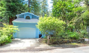Blue Cherry! Redwoods! BBQ Grill! Fire Table! Ping Pong! Fast WiFi!! Dog Friendly!